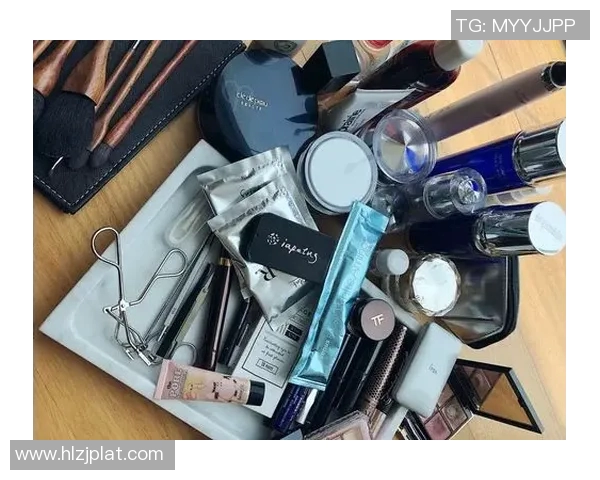 足球明星联名化妆包时尚潮流必备单品让你闪耀每个场合