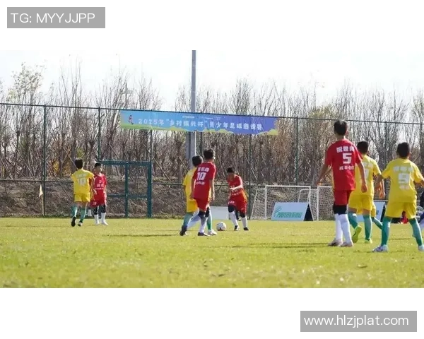 小孩用稚嫩声音向足球明星发出梦想呼唤的温暖瞬间 小孩用稚嫩声音向足球明星发出梦想呼唤的温暖瞬间